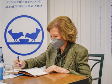 En la visita, S. M. La Reina Sofía pudo conocer de primera mano el trabajo que realizamos en el Banco de Alimentos.