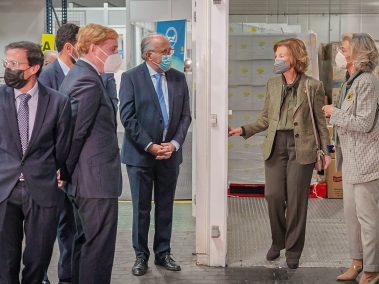 En la visita, S. M. La Reina Sofía pudo conocer de primera mano el trabajo que realizamos en el Banco de Alimentos.