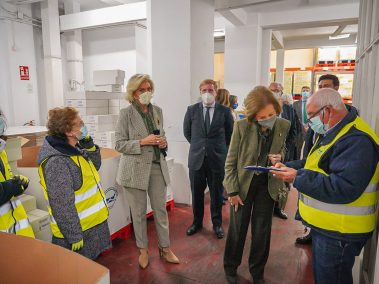 En la visita, S. M. La Reina Sofía pudo conocer de primera mano el trabajo que realizamos en el Banco de Alimentos.