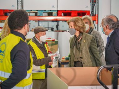 En la visita, S. M. La Reina Sofía pudo conocer de primera mano el trabajo que realizamos en el Banco de Alimentos.