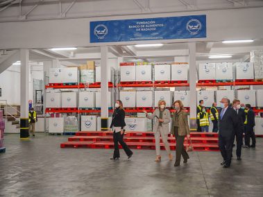 En la visita, S. M. La Reina Sofía pudo conocer de primera mano el trabajo que realizamos en el Banco de Alimentos.