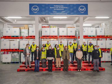 En la visita, S. M. La Reina Sofía pudo conocer de primera mano el trabajo que realizamos en el Banco de Alimentos.