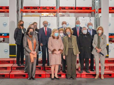 En la visita, S. M. La Reina Sofía pudo conocer de primera mano el trabajo que realizamos en el Banco de Alimentos.
