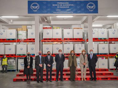 En la visita, S. M. La Reina Sofía pudo conocer de primera mano el trabajo que realizamos en el Banco de Alimentos.